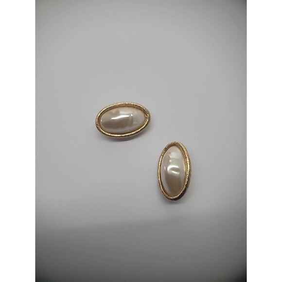 Vintage Earrings Clip On Gold Tone White Middle Scored Jewelry Costume - Picture 7 of 12